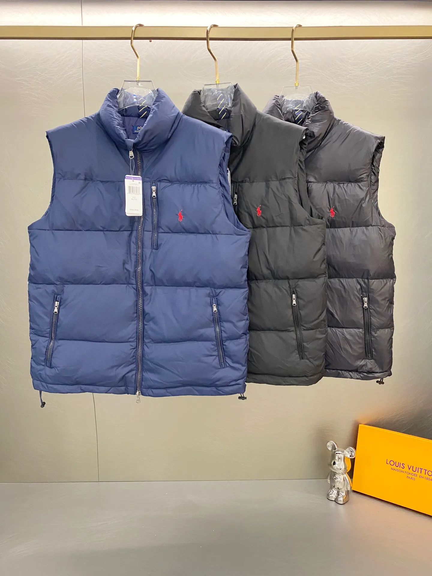 P520 Ralph Lauren/Ralph Lauren Men's Classic Pocket Zipper Waterproof Down Vest [Top Version] - - Accessories: Original tag washable label + electroplated YK zipper logo Customized Ralph Lauren zipper - Full set of accessories - The same style can be used by men and women Color: Black, Navy Blue, Black Glossy